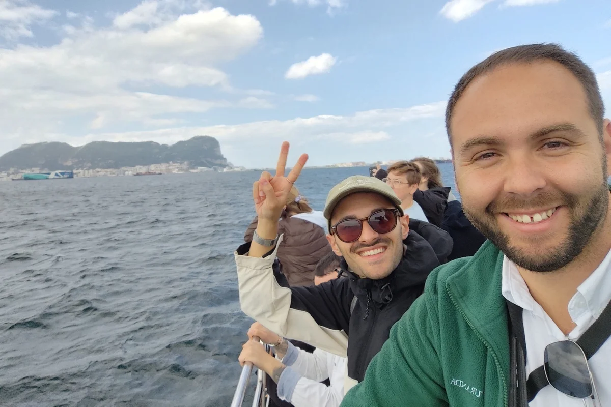 Un grupo de turistas disfruta de un crucero para avistar delfines en el estrecho de Gibraltar, en una excursión de un día desde Sevilla