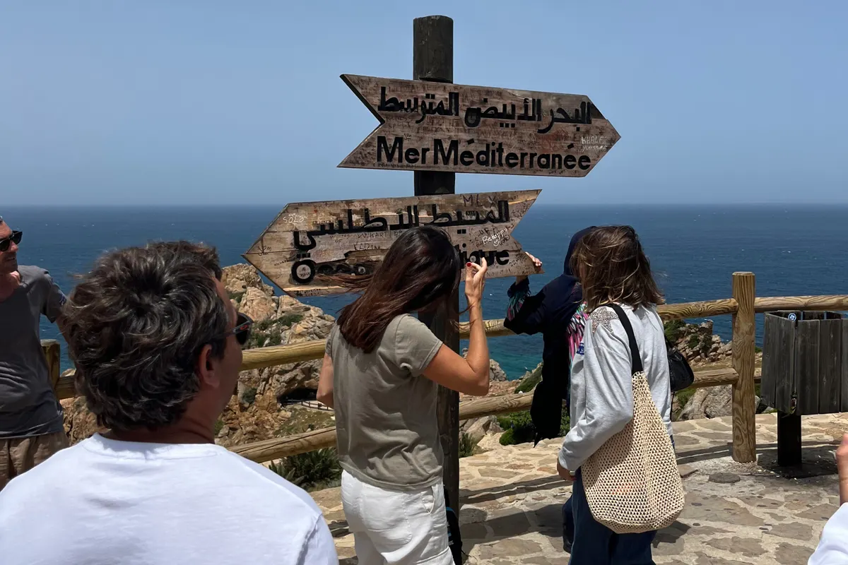Grupo de turistas en la frontera con Marruecos durante un viaje de dos días a Gibraltar y Tánger desde Sevilla