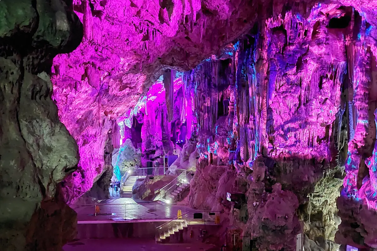 Formaciones de estalactitas en el interior de la Cueva de San Miguel, en Gibraltar, en una excursión desde Sevilla