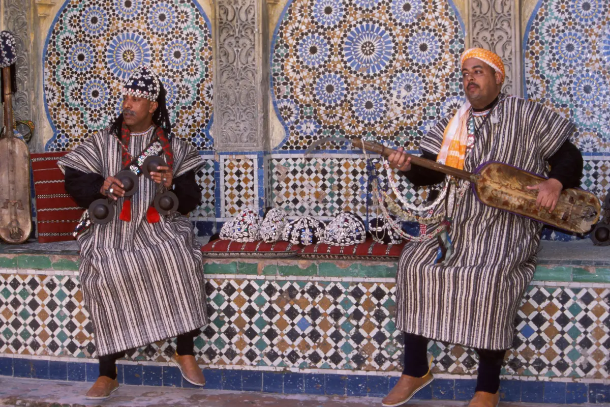 Músicos tradicionales marroquíes en Tánger, en una gira de dos días desde Sevilla que incluye visitas a Gibraltar y Marruecos